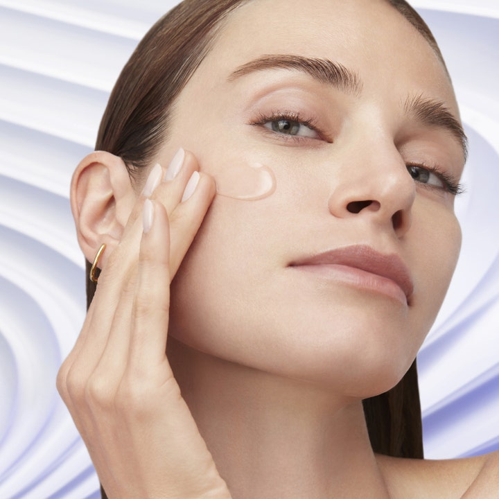 Lancôme Rénergie HCF Triple Serum 20 ml silottava seerumi jota nainen levittää sormin kasvoilleen.