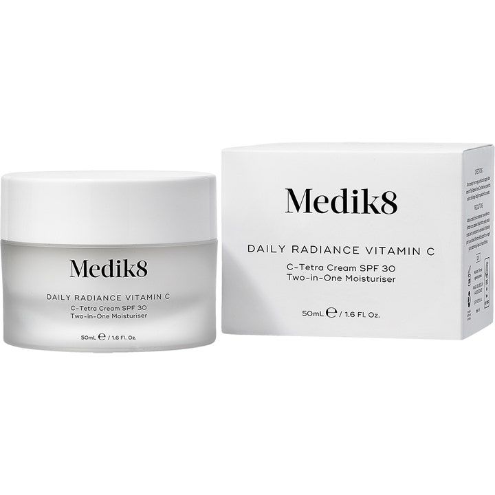 Medik8 Daily Radiance Vitamin C 50 ml heleyttävä päivävoide SPF 30 valkoisessa huurrelasipurkissa ja pakkauksessa