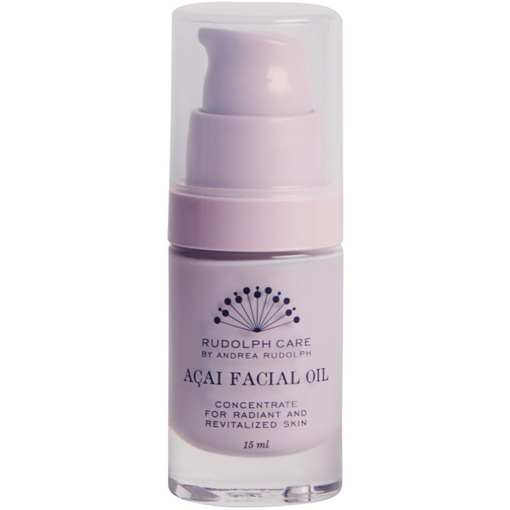 Rudolph Care Açai Facial Oil 15 ml heleyttävä kasvoöljy vaaleanpunaisessa pumppupullossa, jossa on kirkas korkki.