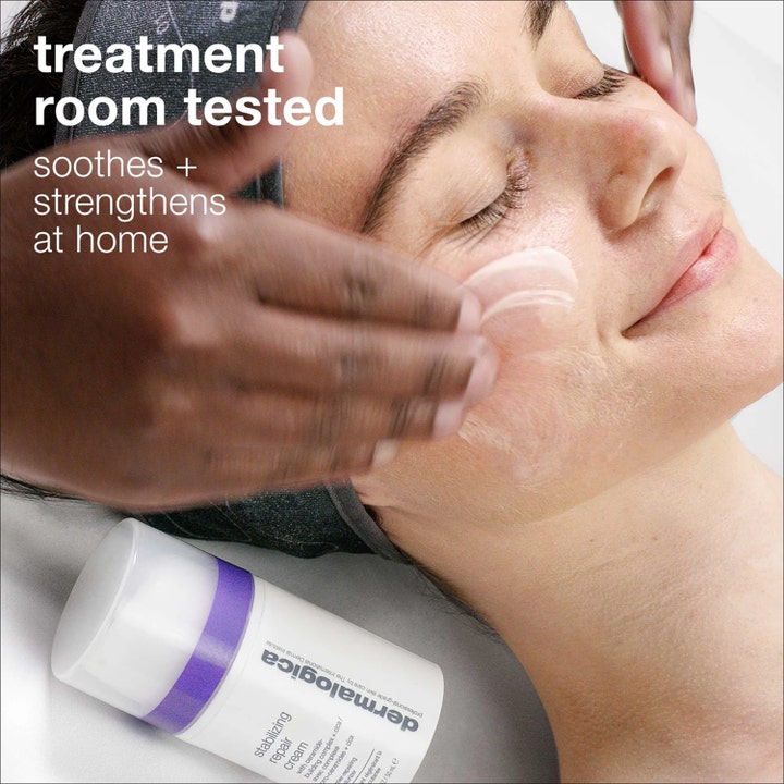 Dermalogica Stabilizing Repair Cream 50 ml rauhoittava kasvovoide levitettynä iholle valkoisen pullon rinnalla