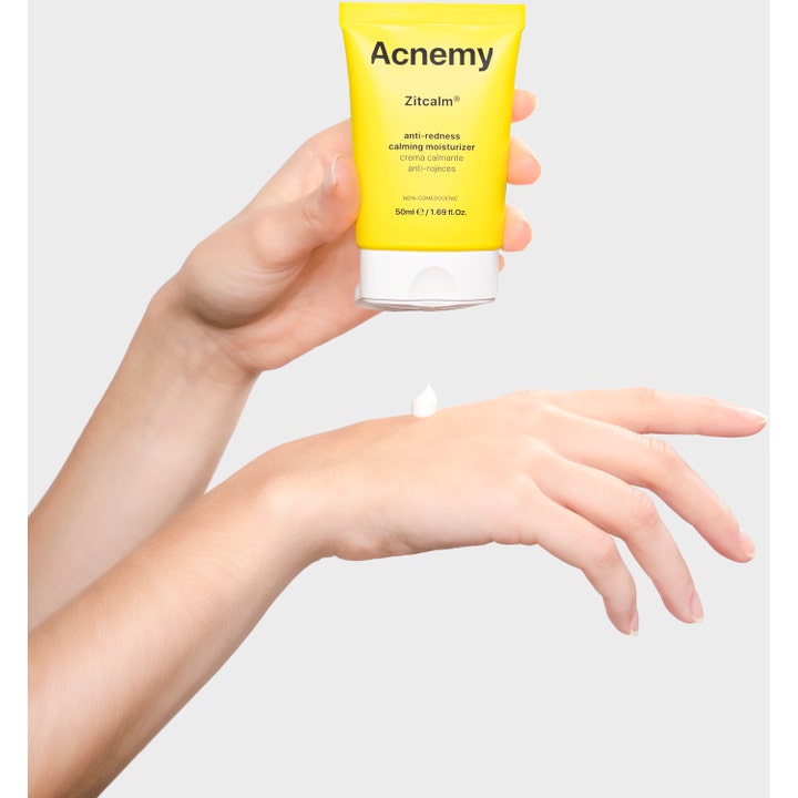Niche Beauty Lab Acnemy Zitcalm 50 ml rauhoittava kasvovoide keltaisessa tuubissa ja valkoinen voidepiste iholla.