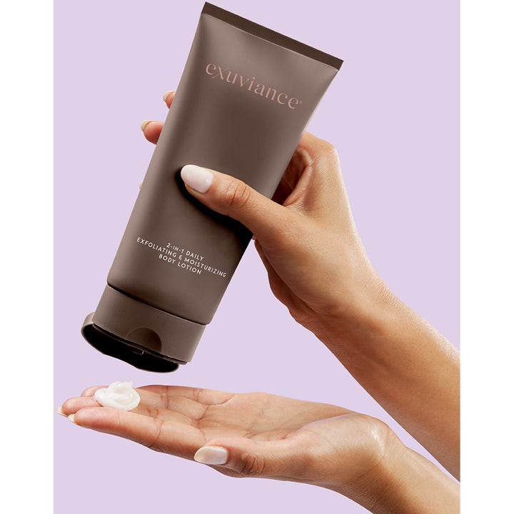 Exuviance 2 in 1 Daily Exfoliating & Moisturizing Body Lotion 177 ml kuoriva vartalovoide ja valkoinen voide kämmenellä.