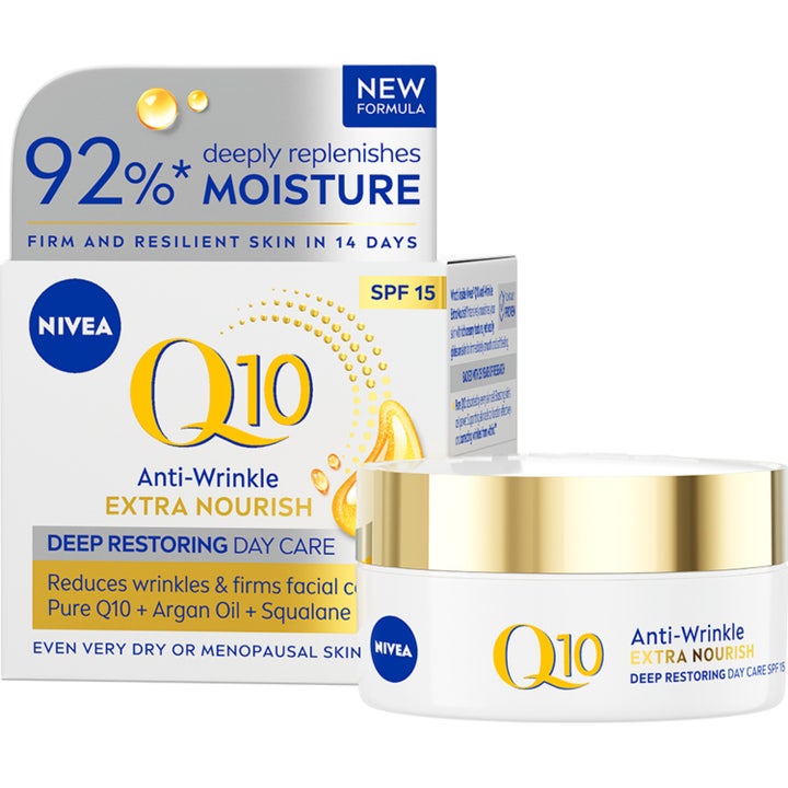 Nivea Q10 Anti-Wrinkle Extra Nourish ravitseva päivävoide silottaa ryppyjä. Valkoinen purkki kultaisella korkilla ja pakkaus.