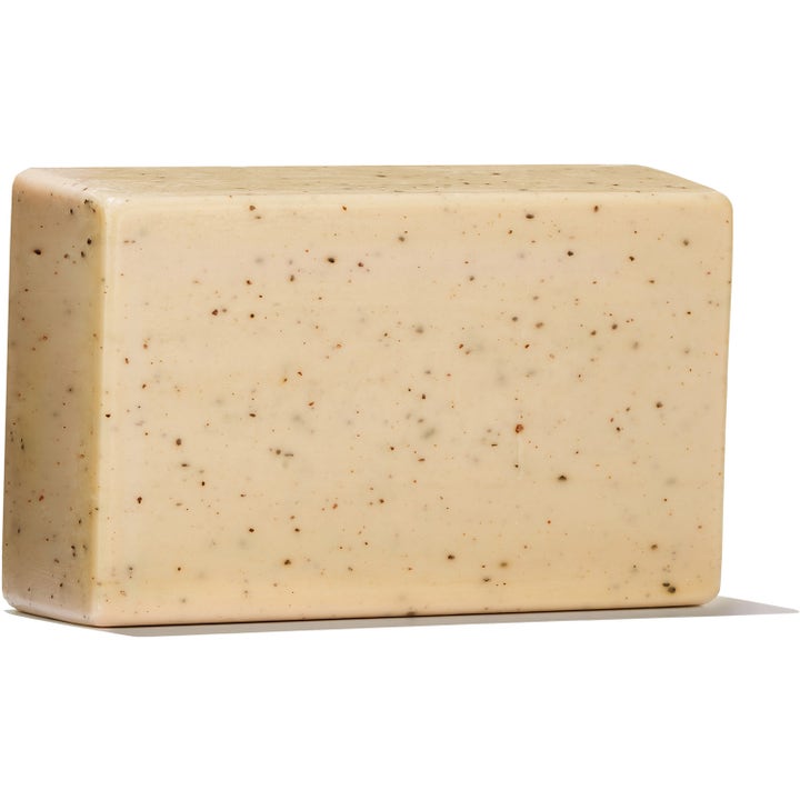 Molton Brown Re-charge Black Pepper Bodyscrub Bar 250 g kuoriva saippua on vaalea ja sisältää pieniä mustapippurihiukkasia.