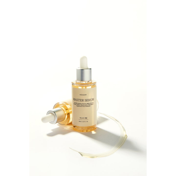 Mixsoon Master Serum 60 ml kosteuttava kasvoseerumi kirkkaassa pipettipullossa sekä näyte geelimäisestä koostumuksesta.
