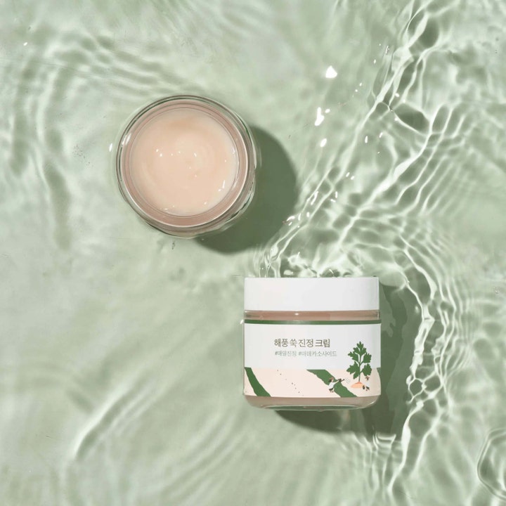 Round Lab Mugwort Calming Cream 80 ml rauhoittava kasvovoide lasipurkissa aaltoilevassa vedessä, geelimäinen koostumus.
