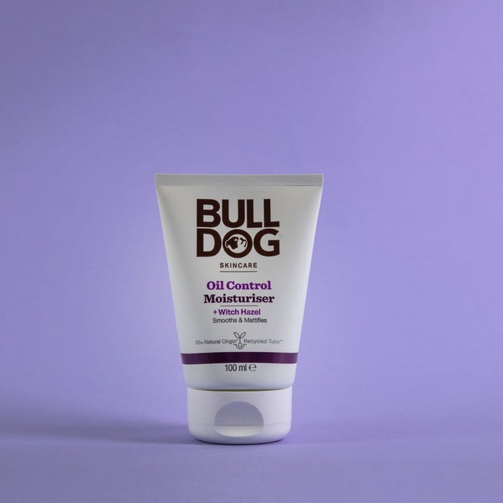 Bulldog Oil Control Moisturiser 100 ml mattaava kasvovoide taikapähkinällä valkoisessa tuubissa purppuralla taustalla.
