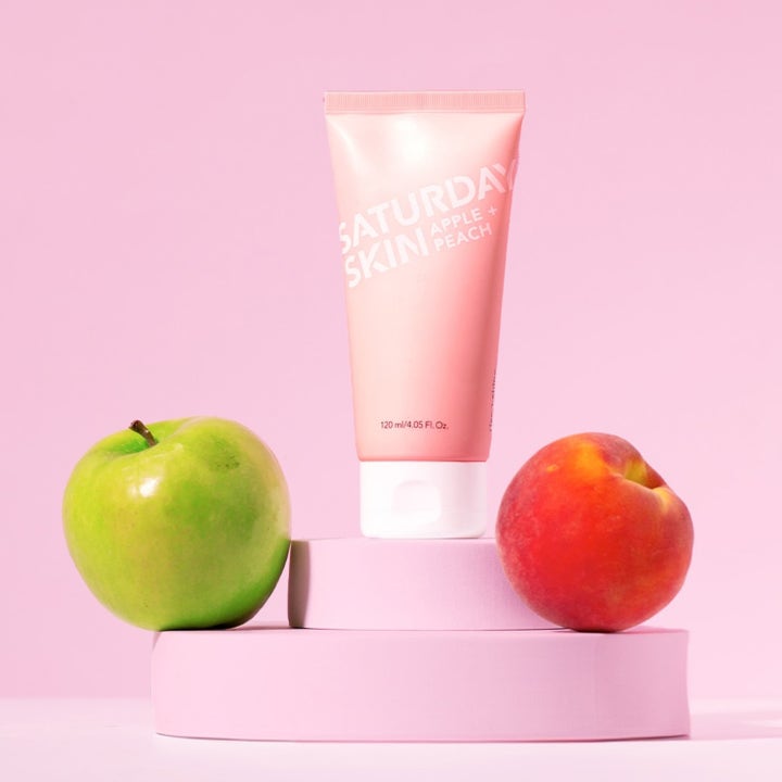 Saturday Skin Rise + Shine Gentle Cleanser 120 ml hellävarainen puhdistusaine vaaleanpunaisessa tuubissa omenan ja persikan kera.