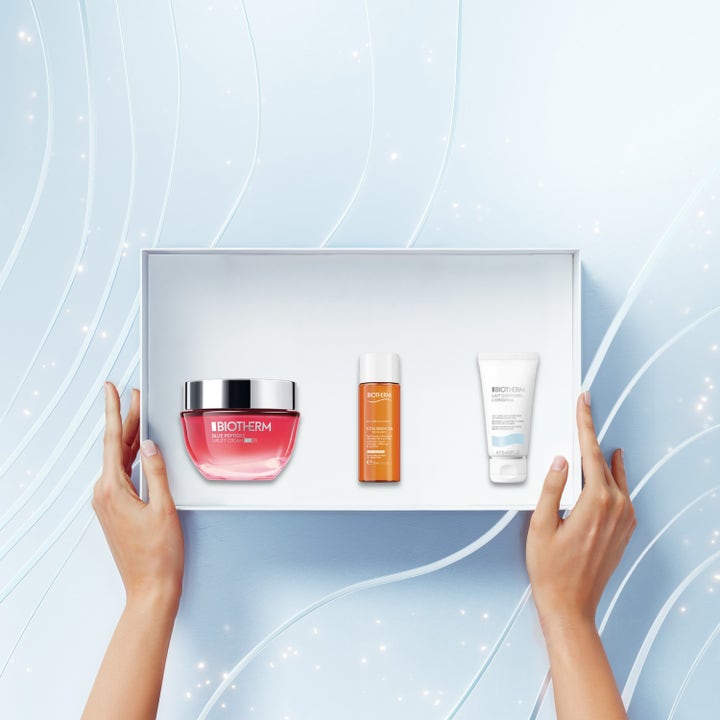 Biotherm Blue Peptides Uplift Cream SPF30 Holiday Set ihonhoitosetti valkoisessa rasiassa käsien pitelemänä.