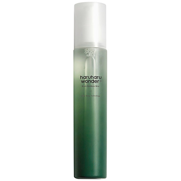 haruharu wonder Black Bamboo Mist 150 ml kosteuttava kasvosuihke vihreässä liukuvärjätyssä pullossa huurteisella korkilla