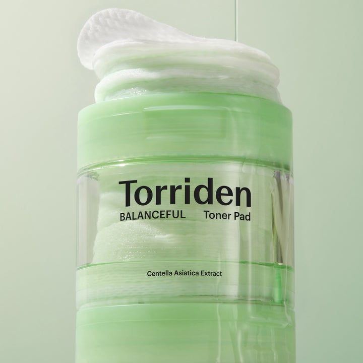 Torriden BALANCEFUL Cica Toner Pad 180 ml rauhoittava kasvovesi läpikuultavassa vihreässä purkissa kuitulapuilla.