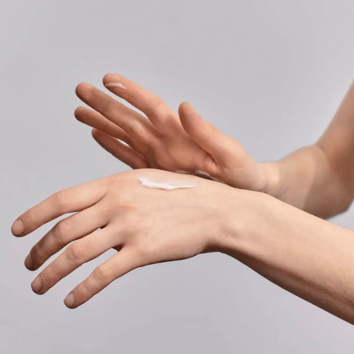 Jorgobé Niacinamide Hand Balm 65 ml kosteuttava käsivoide levitettynä kämmenselälle pehmeänä valkoisena voiteena
