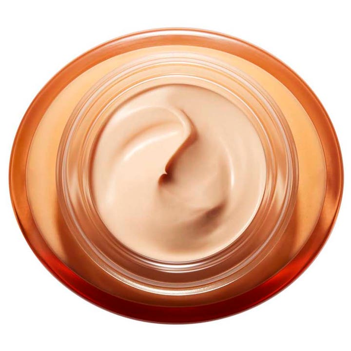 Clarins Extra-Firming Energy 50 ml päivävoide heleyttää ihoa täyteläisellä persikanvärisellä koostumuksellaan.