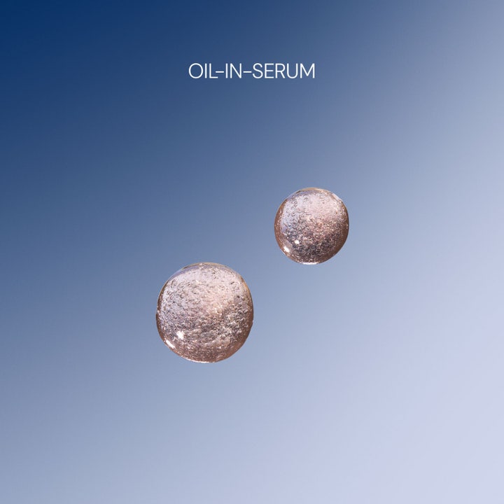 Elemis Pro-Collagen Rose Micro Serum 30 ml kosteuttava seerumi kaksi vaaleanpunaista Oil-in-Serum pisaraa sinisellä pohjalla