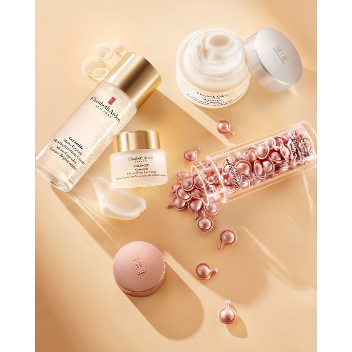 Elizabeth Arden Ceramide Lift & Firm Advanced Eye Cream 15 ml silmänympärysvoide kultaisessa purkissa muiden sarjan tuotteiden kanssa.