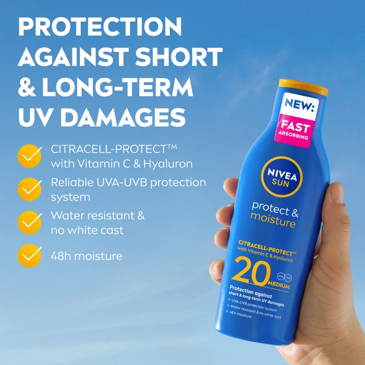 Nivea Protect & Moisture Sun Lotion 200 ml kosteuttava aurinkovoide SPF 20 sinisessä pullossa kädessä pidettynä.