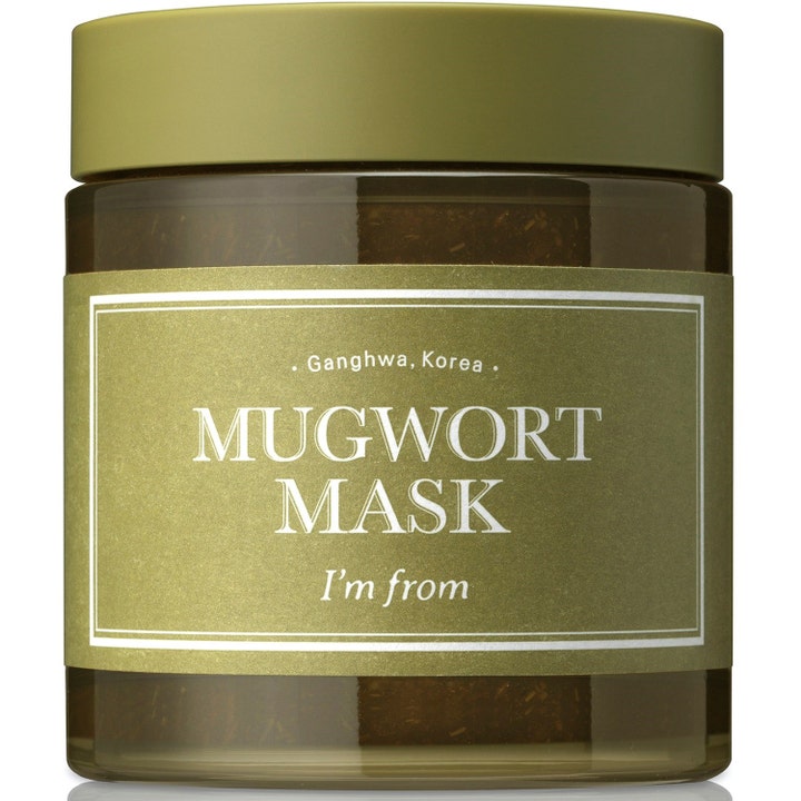 I'm from Mugwort Mask rauhoittava kasvonaamio oliivinvihreässä lasipurkissa, tumma teksturoitu koostumus näkyy läpi.