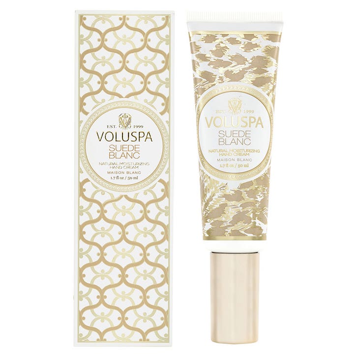 Voluspa Suede Blanc 50 ml kosteuttava käsivoide tyylikkäässä valkoisessa kultakuvioisessa tuubissa ja pakkauksessa.