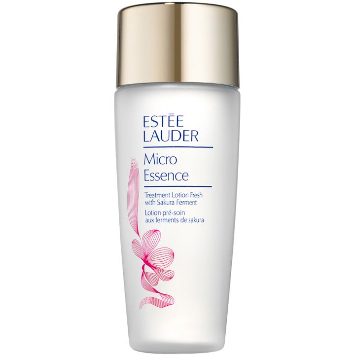Estée Lauder Micro Essence Treatment Lotion Fresh heleyttävä hoitoneste huurteisessa pullossa kultaisella korkilla.