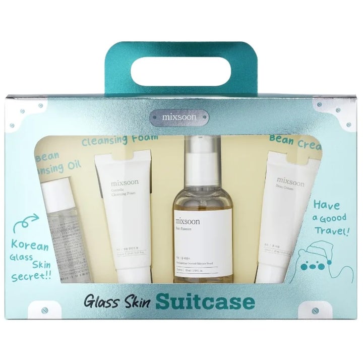 Mixsoon Glass Skin Suitcase korealainen ihonhoitosetti kuulaan ihon saamiseksi vaaleansinisessä salkkupakkauksessa.