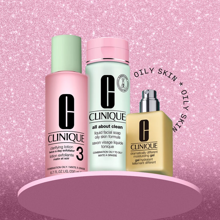 Clinique 3-Step Skincare System 525 ml puhdistava ihonhoitosetti rasvoittuvalle iholle pinkillä kimaltelevalla alustalla.