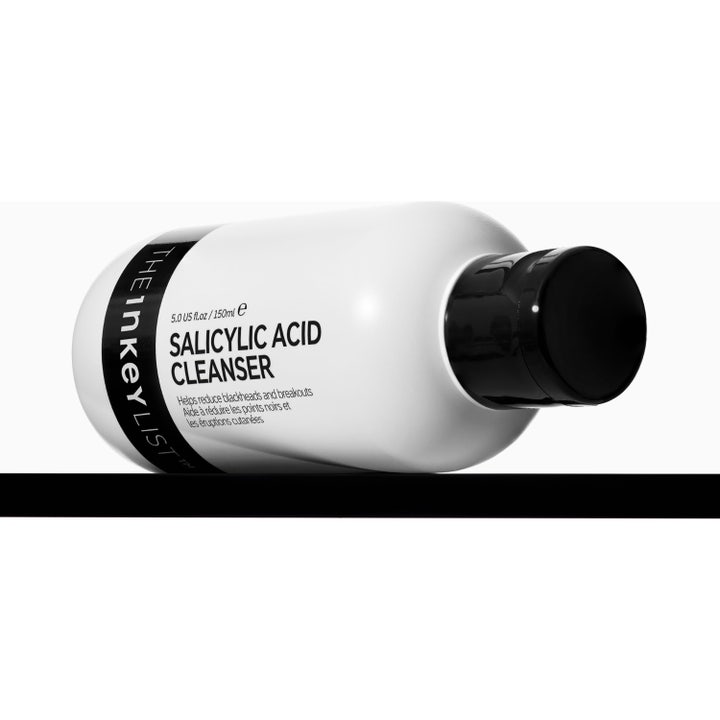 The INKEY List Salicylic Acid Cleanser 150 ml epäpuhtauksia vähentävä puhdistusgeeli kyljellään makaavassa pullossa