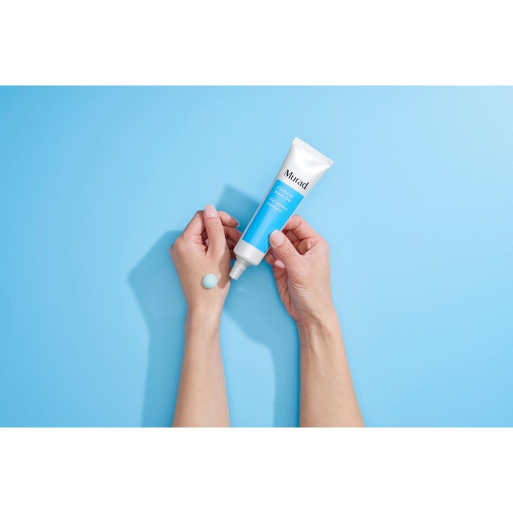 Murad Clarifying Water Gel 60 ml kirkastava kasvovoide valkoisessa tuubissa ja vaaleansininen geeli kädellä.