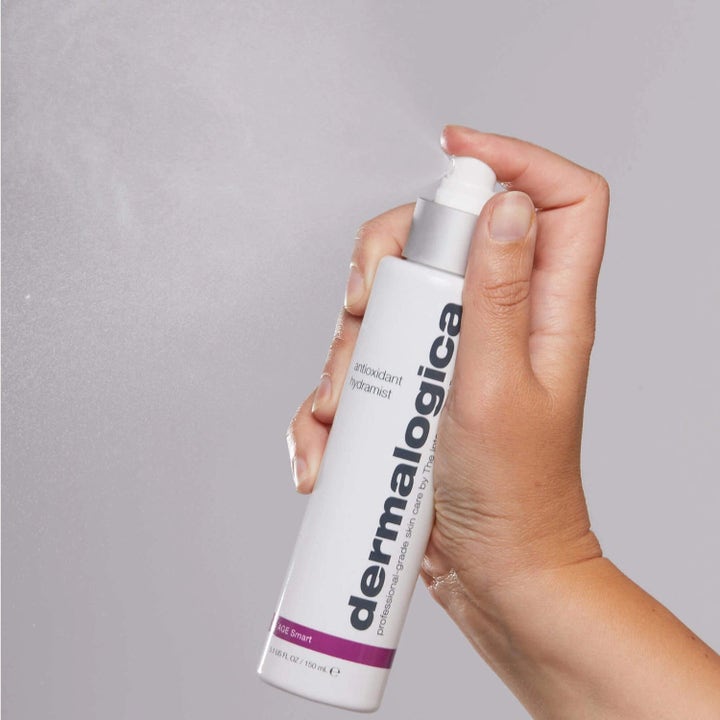 Dermalogica Antioxidant Hydramist Duo 300 ml kosteuttava kasvosuihke käsi suihkuttaa pullosta hienoa sumua.