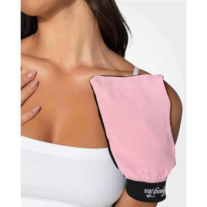 Loving Tan Tan Removing & Skin Polishing Glove 1 kpl vaaleanpunainen kuorintakinnas poistaa itseruskettavan iholta
