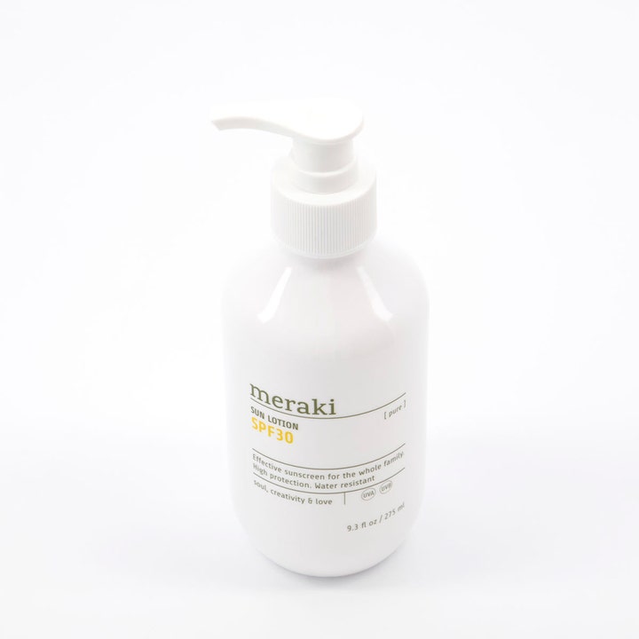 Meraki PURE Sun Lotion SPF30 275 ml suojaava aurinkovoide valkoisessa pumppupullossa koko perheelle.