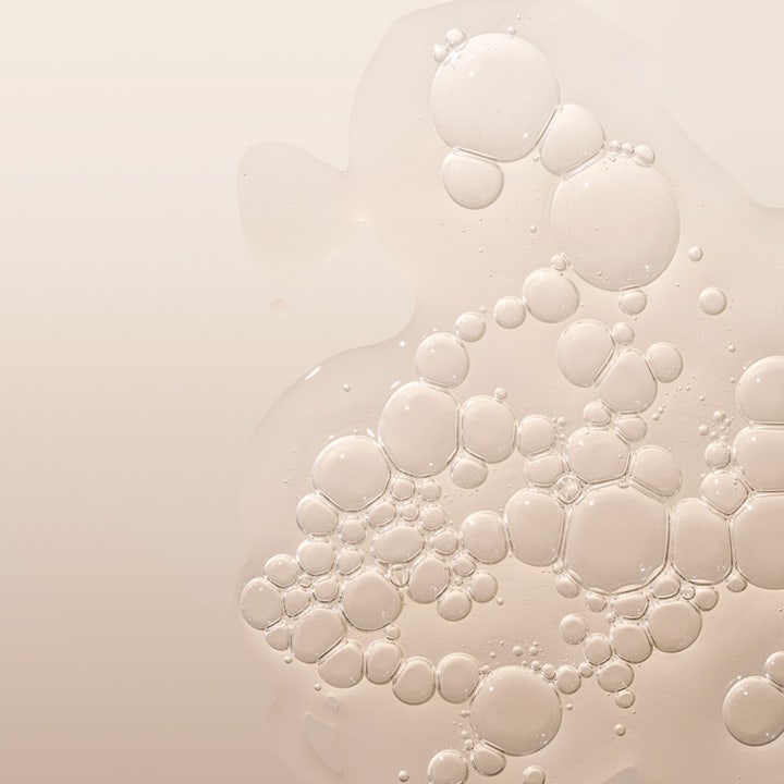 Babor Ampoule SOS Calming 14 ml rauhoittava seerumi jonka kirkas ja kupliva koostumus näkyy lähikuvassa