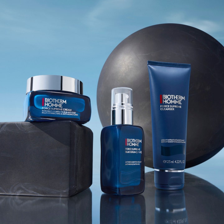 Biotherm Homme Force Supreme Blue Serum 30 ml kiinteyttävä seerumi sinisissä pakkauksissa kivitasojen päällä.