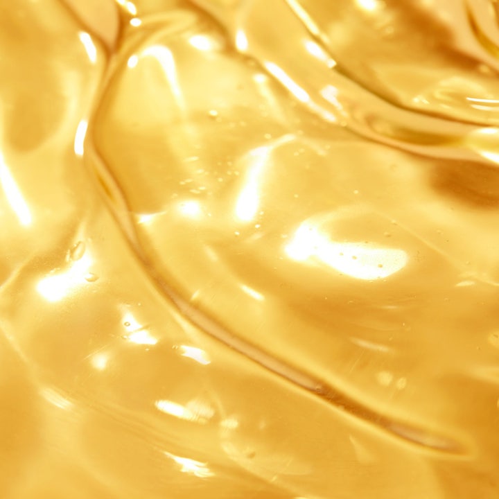 Nuxe Sun Tanning Oil 150 ml SPF30 aurinkosuojaöljy kasvoille ja vartalolle kimaltelee oranssin veden syleilyssä.