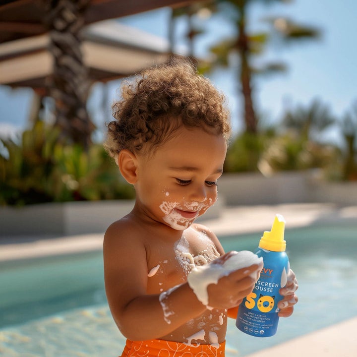 EVY Technology Sunscreen Mousse For Kids SPF50 Duo suojaava aurinkovaahto lapsen iholla uima-altaan äärellä.