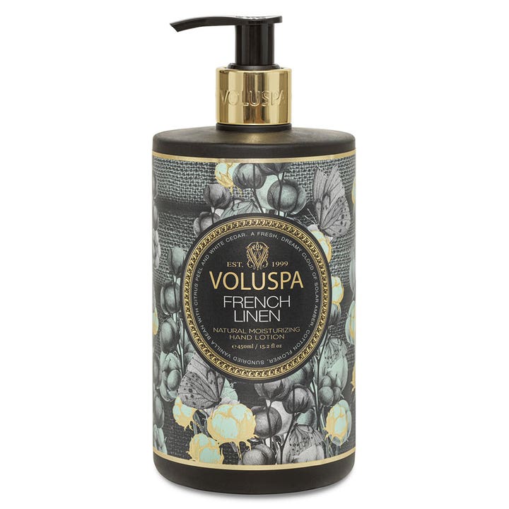 Voluspa French Linen 450 ml kosteuttava käsiemulsio kukkakuvioidussa pumppupullossa, jossa on kultainen korkki.