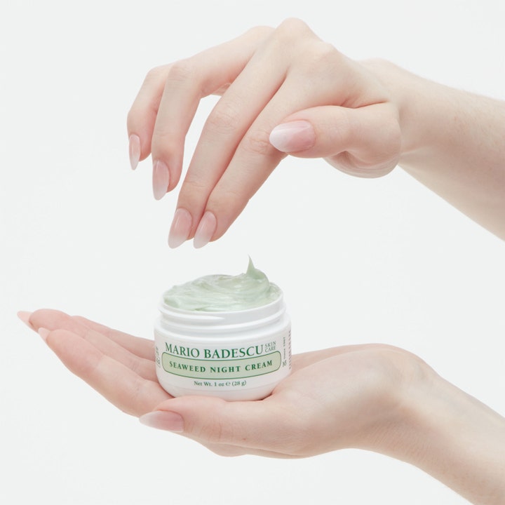 Mario Badescu Seaweed Night Cream 29 ml kosteuttava yövoide on vaaleanvihreää voidetta valkoisessa purkissa.