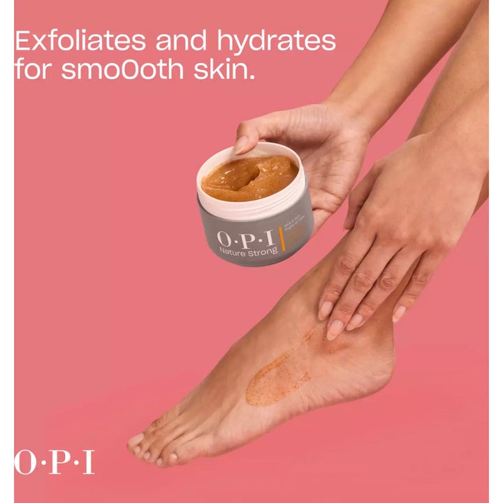 OPI Nature Strong Smooth It Out Foot Scrub 250 ml jalkakuorinta, jonka ruskea rakeinen koostumus kuorii ja kosteuttaa ihoa.