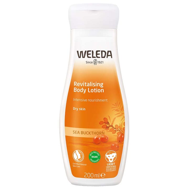 Weleda Revitalising Body Lotion 200 ml elvyttävä vartalovoide valkoisessa pullossa jossa on oranssi tyrnietiketti.