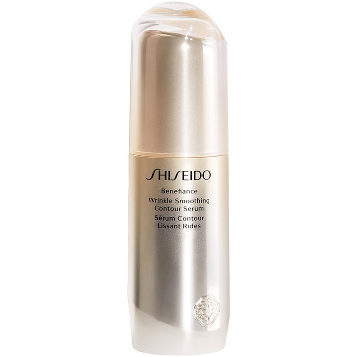 Shiseido Benefiance Wrinkle Smoothing Contour Serum 30 ml silottava seerumi hohtavassa samppanjanvärisessä pullossa.