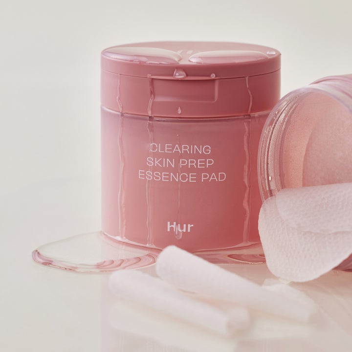 House of Hur Clearing Skin Prep Essence Pad 140 ml puhdistava kasvovesi vaaleanpunaisessa purkissa ja valuvaa nestettä