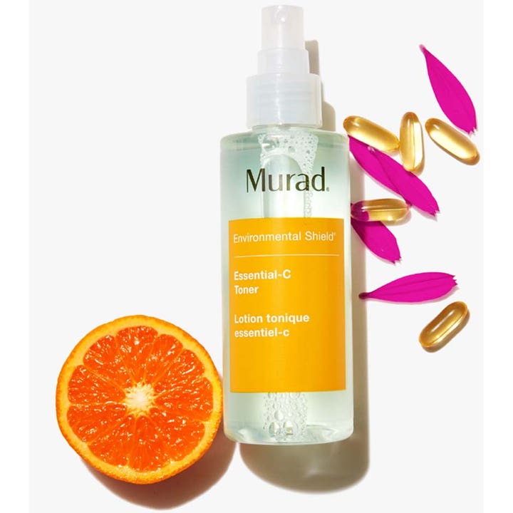 Murad Environmental Shield Essential-C Toner 180 ml kirkastava kasvovesi suihkepullossa appelsiinin kera.