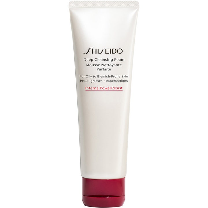 Shiseido Deep Cleansing Foam 125 ml syväpuhdistava puhdistusvaahto valkoisessa tuubissa, jossa on punainen korkki.