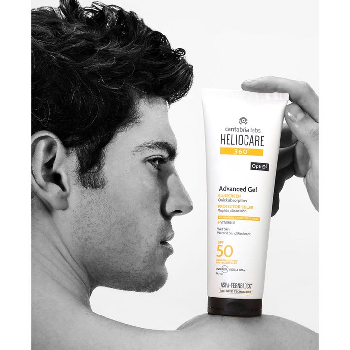Heliocare Advanced Gel SPF 50 250 ml suojaava aurinkovoide valkoisessa tuubissa miehen olkapäällä.
