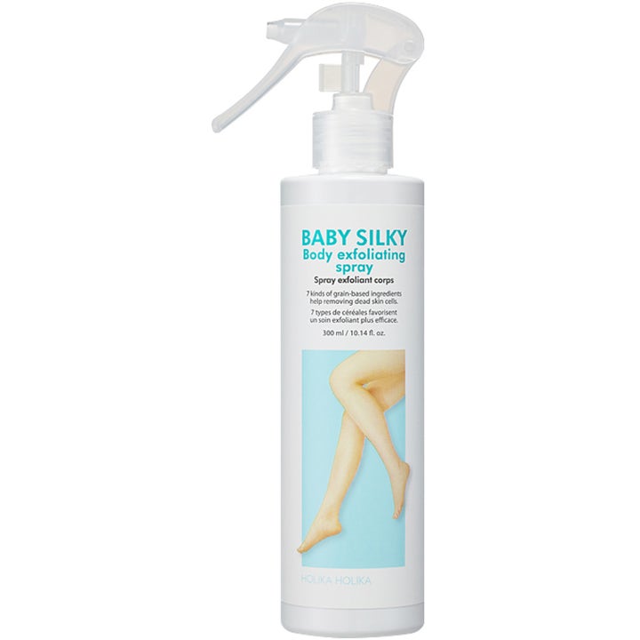 Holika Holika Baby Silky Body Exfoliating Spray 300 ml silottava kuorintasuihke valkoisessa pullossa jossa on kuva sääristä.