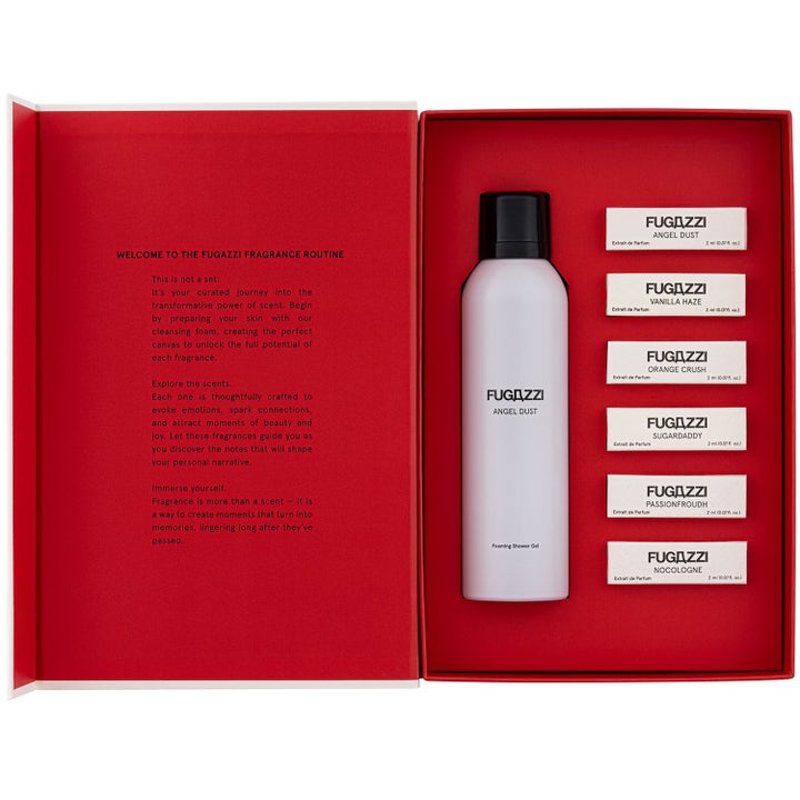 Fugazzi Bestseller Set 262 ml vartalonhoitosetti avatussa punaisessa pakkauksessa vaahtopesulla ja näytteillä.