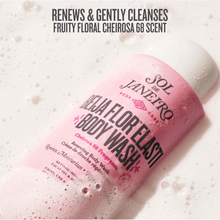 Sol de Janeiro Beija Flor Skin-Renewing Body Wash 385 ml uudistava suihkugeeli kermainen koostumus kaadetaan kämmenelle