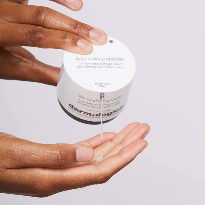Dermalogica Sound Sleep Cocoon 50 ml elvyttävä yövoide, jonka geelimäistä koostumusta annostellaan kämmenelle.