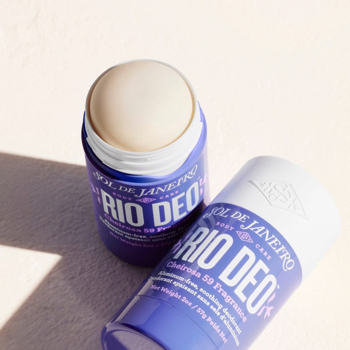Sol de Janeiro Rio Deo Cheirosa 59 57 g alumiiniton deodorantti violetissa pakkauksessa ja vaalea kermainen koostumus.