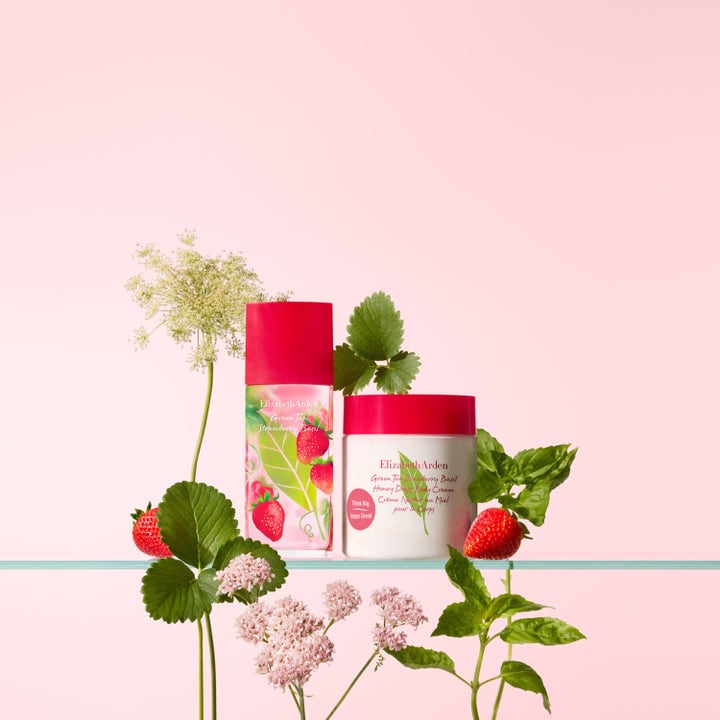 Elizabeth Arden Green Tea Strawberry Basil Honey Drops Body Cream 500 ml kosteuttava vartalovoide mansikoiden keskellä.