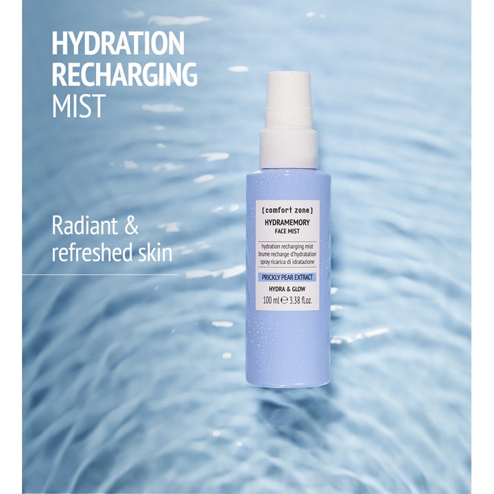 Comfort Zone Hydramemory Face Mist 100 ml kosteuttava kasvosuihke vaaleansinisessä pullossa veden päällä.
